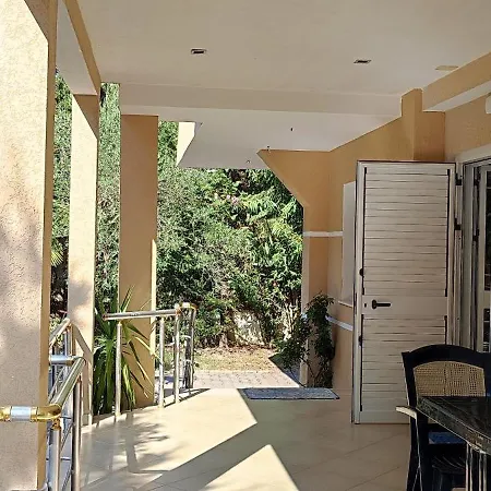 Apartment Seasons 1, Golem Kompleksi Dielli Qerret